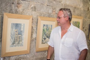 James Foot mira el cuadro 'Silla en la puerta del estudio' (Large) (Large)