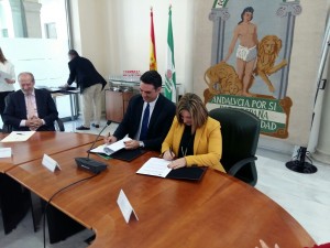 Irene Garcia firma con el consejero de Turismo