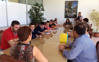 La alcaldesa de La Línea agradece a alumnos en práctica de Salesianos el buen trabajo desarrollado en el Ayuntamiento