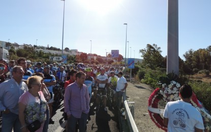 Concentración en el cruce del Toril en homenaje al ciclista recientemente fallecido, David León