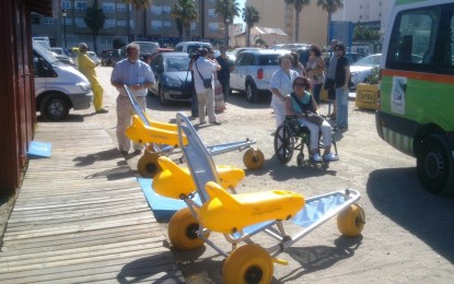 Los colectivos de discapacitados de La Línea comprueban los accesos en la playa de Poniente