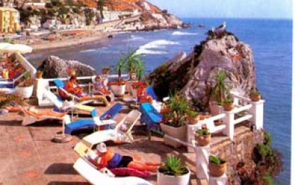 Gibraltar vigila su litoral tras encontrarse “pellets” de plástico en la playa gaditana de Bolonia