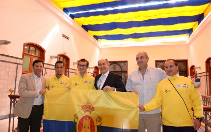 El alcalde de Algeciras entrega la bandera al Club Atletismo Bahia de Algeciras
