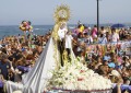 Devoción y fe en la procesión de la Virgen del Carmen por el barrio de La Atunara