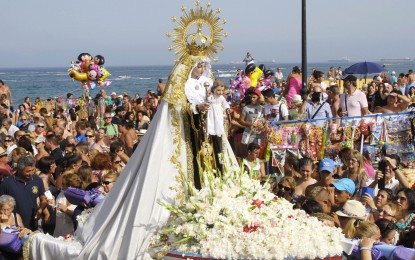 Devoción y fe en la procesión de la Virgen del Carmen por el barrio de La Atunara