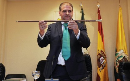 El alcalde de Los Barrios, obligado a readmitir al jefe de prensa que despidió