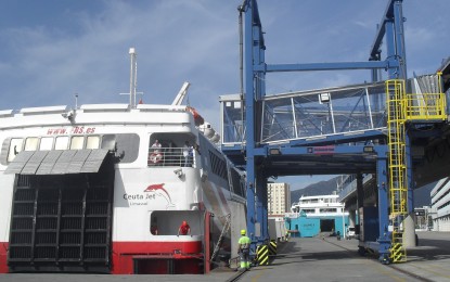 La Estación Marítima del Puerto de Algeciras estrena pasarela móvil para el embarque de pasajeros en la línea con Ceuta