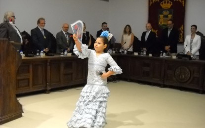Alba Román, de siete años, cantó el pasodoble de La Línea y encandiló a todos