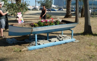 Operarios municipales retiran los restos de la kedada de limpieza llevada a cabo en el Parque Princesa Sofía