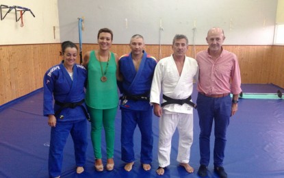 Araujo y Villar visitan a los componentes del club de Judo Geiko para interesarse por los tres deportistas que participarán en el mundial de veteranos