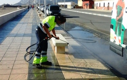 Nuevas tareas de limpieza intensiva en el Paseo Marítimo de Levante