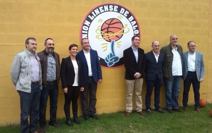 La alcaldesa de La Línea, junto con el presidente de la Federación Andaluza de Baloncesto, inauguran las pistas exteriores de ULB