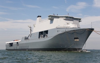 Un buque neerlandés carga suministros esenciales en Gibraltar para la lucha contra el ébola