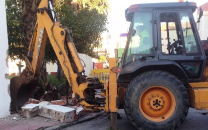 Trasplantada una palmera del colegio Santiago para prevenir la caída de un muro perimetral
