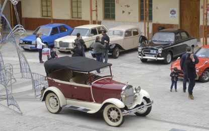 Concentración de coches antiguos en el Complejo Ballesteros