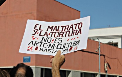 Numerosa asistencia a la protesta antitaurina antes de la corrida del empresario algecireño