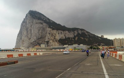 Se presenta un estudio que resalta la interdependencia entre las economías del Campo de Gibraltar y del Peñón