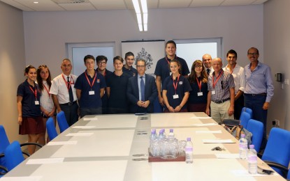 Garcia se reúne con el grupo de alumnos que viajará a la capital europea