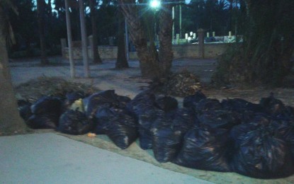 El Parque Princesa Sofía, lleno de bolsas de basura sin recoger