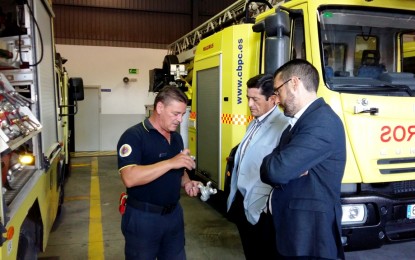 El alcalde, Juan Franco, visita el parque de bomberos y plantea la posible construcción de un nuevo edificio