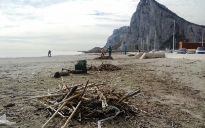 Limpieza de playas para eliminar los restos del temporal del pasado fin de semana