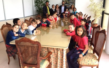 Alumnos del colegio Santiago visitan el ayuntamiento y el salón de plenos con la oferta educativa municipal