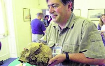Clive Finlayson presentó en Ronda su investigación sobre los contrastes biogeográficos de los neandertales