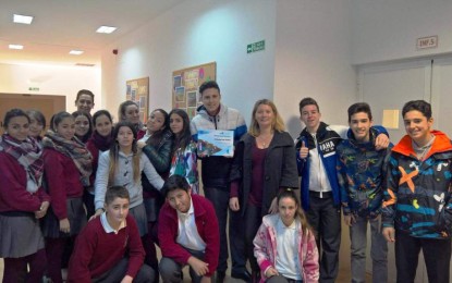 La concejal de educación entrega el primer premio del concurso de belenes al Colegio San Pedro