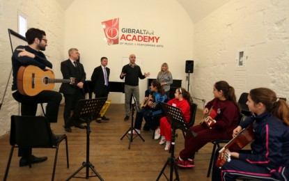 El ministro de Educación, Gilbert Licudi y el ministro de Cultura, Steven Linares visitaron las instalaciones de la Academia de Gibraltar de Música