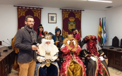 El alcalde, Juan Franco, recibe a los reyes magos en el salón de plenos