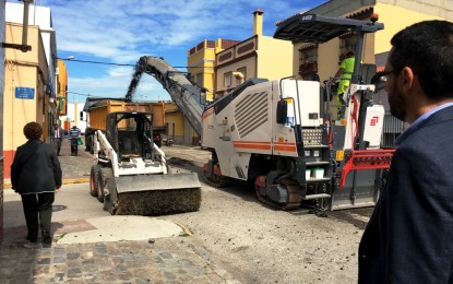 El alcalde supervisa los primeros trabajos de asfaltado