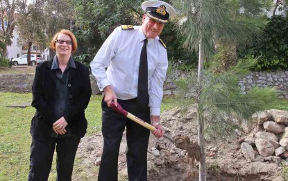 Fuerzas británicas en Gibraltar plantan un árbol por el Día de la Tierra