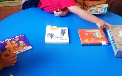 Niños de tres años acuden por primera vez a la biblioteca