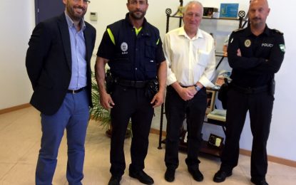 El alcalde y el concejal de deportes reciben al policía local Miguel Ángel Pozuelo, campeón de Andalucía de culturismo en su categoría