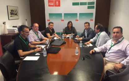 Rocío Arrabal atiende a representantes sindicales de Cepsa para conocer de primera mano el proyecto Fondo Barril