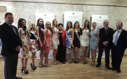 Las concursantes de Miss Gibraltar, con el single benéfico de Calpe House
