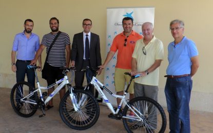 La Caixa dona 10 bicicletas para un programa de Asuntos Sociales destinado a prevenir el absentismo escolar