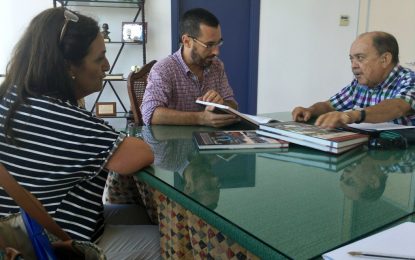 El alcalde recibe al autor de la Enciclopedia de La Línea, Miguel del Manzano, quien ya prepara nuevo libro