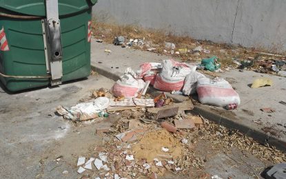 La Policía Local formula denuncias contra vecinos por depositar la basura fuera de los contenedores