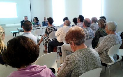 Importante asistencia de público en la conferencia sobre Cruz Herrera y el paisaje, a cargo de José Antonio Pleguezuelos
