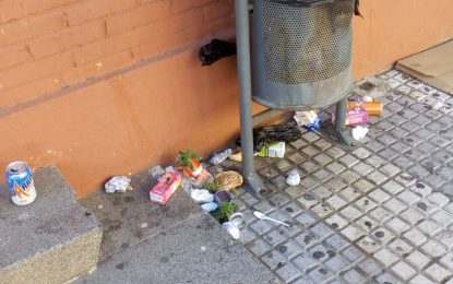 Papelera llena de basura, sin quitar, en la puerta del IES Mediterráneo