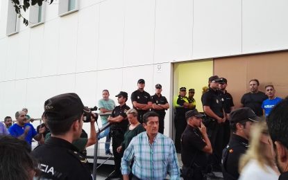 El equipo de Gobierno de Juan Franco salió escoltado por agentes de la Policía Nacional