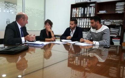 Mario Fernández recibe a la consultora Price Waterhouse tras la adjudicación de la Estrategia DUSI