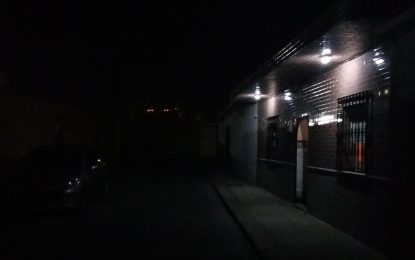 Vecinos de La Colonia ponen sus propias luces en la calle ante la falta de iluminación