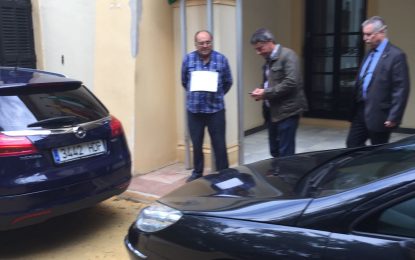 Manolo Lobo protesta en la puerta de la Mancomunidad de Municipios del Campo de Gibraltar
