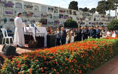 Una misa de difuntos en el cementerio de San José congrega a representantes de la Corporación Municipal y a multitud de vecinos linenses