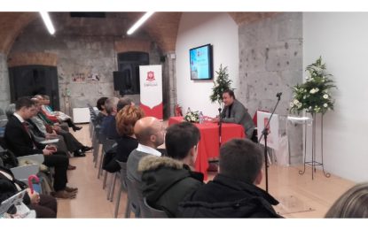 El Maestro Karel Mark Chichon inaugura el Ciclo de Conferencias Beacon de la Universidad de Gibraltar