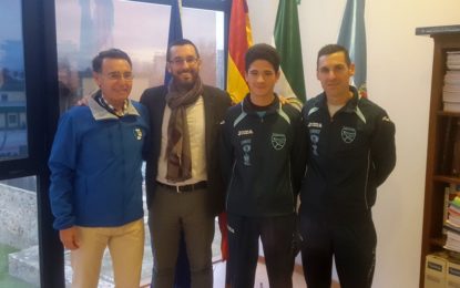 El alcalde recibe al atleta cadete Adrián Pérez, quien disputará el campeonato de España de marcha