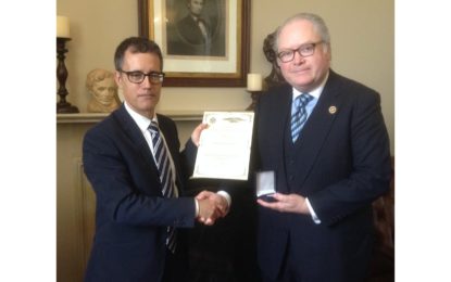 El Viceministro Principal entrega en el edificio del Capitolio la Medalla de Honor de Gibraltar al Congresista Holding