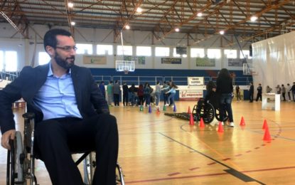 Jóvenes escolares aprenden a conocer la vida sobre una silla de ruedas